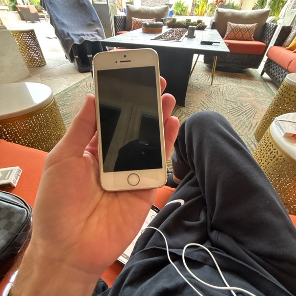 IPHONE i5 USED IN GREAT CONDITION JUST CHANGED THE INTERNAL BATTERY